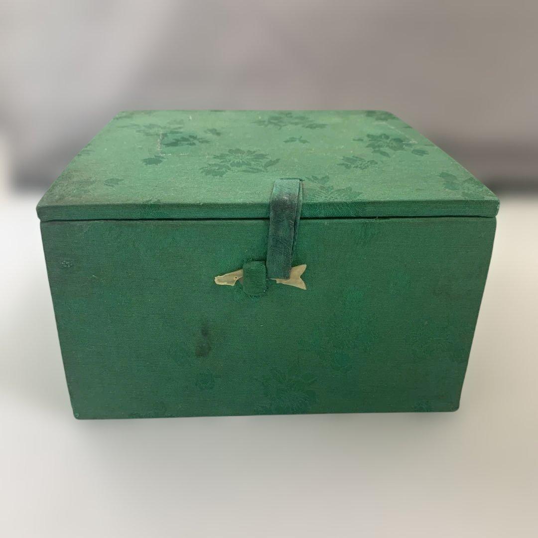 【箱付き】青白磁の女性人物画　中椀