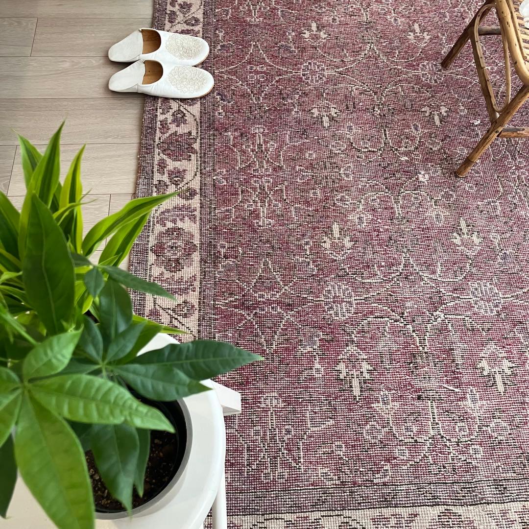 レッドパープル✳︎114×204✳︎ 囲みフラワー　ミルキー　トルコヴィンテージラグ