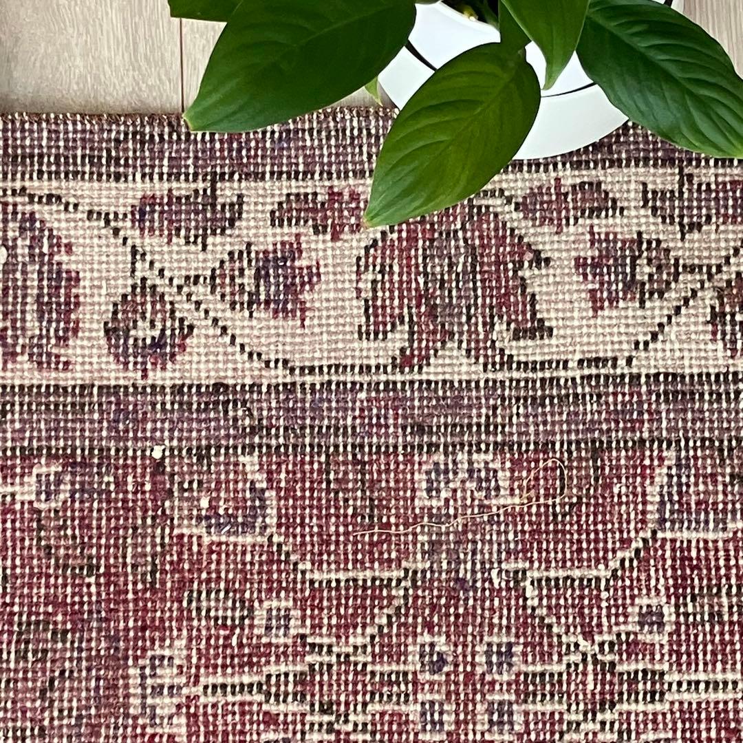 レッドパープル✳︎114×204✳︎ 囲みフラワー　ミルキー　トルコヴィンテージラグ