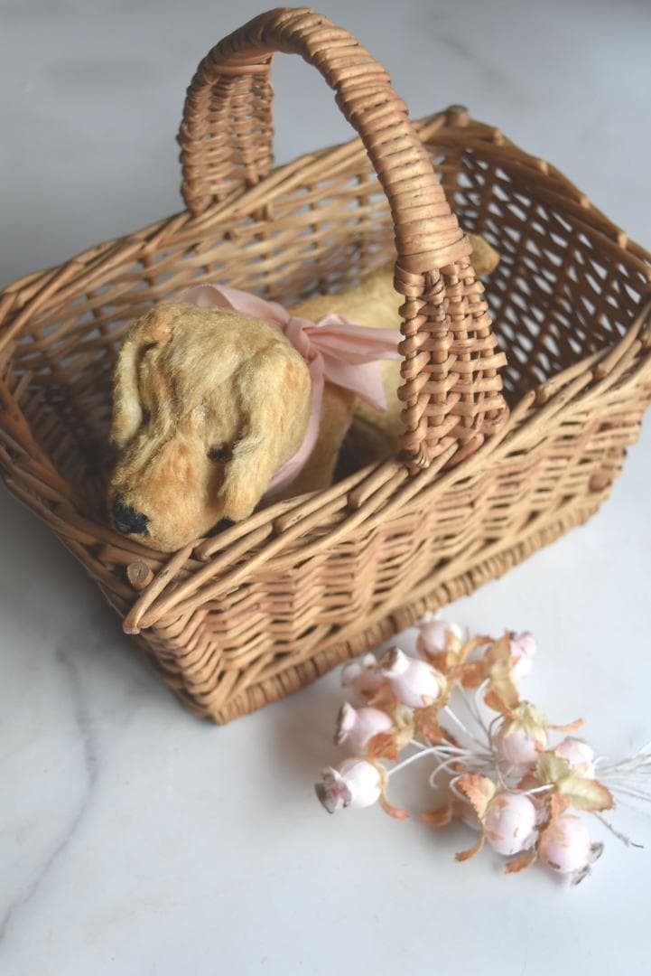 ピンクのリボン　1930年　可愛い小さな犬のぬいぐるみ　藁　フランスアンティーク