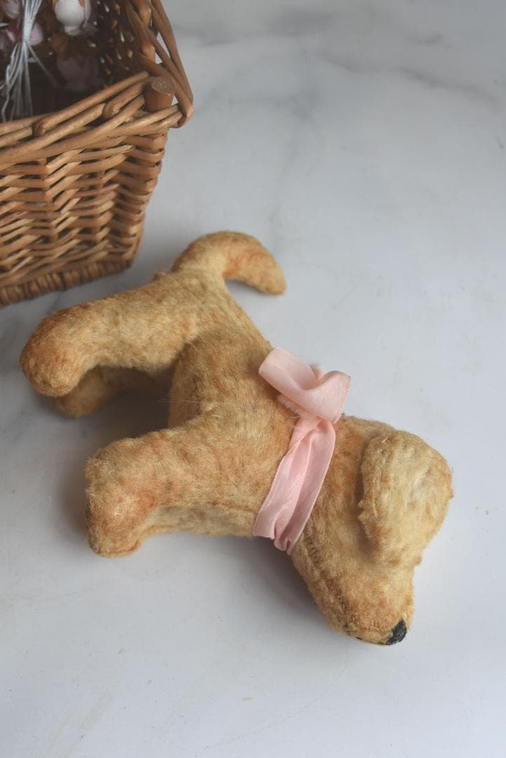 ピンクのリボン　1930年　可愛い小さな犬のぬいぐるみ　藁　フランスアンティーク