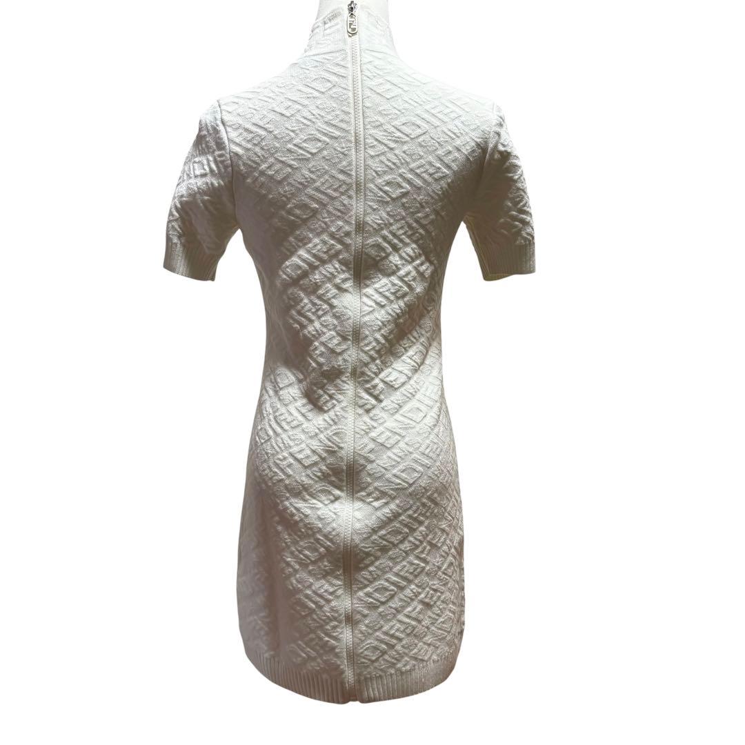 FENDI フェンディ　エンボスロゴ　ニットワンピース　白　サイズ40（M）