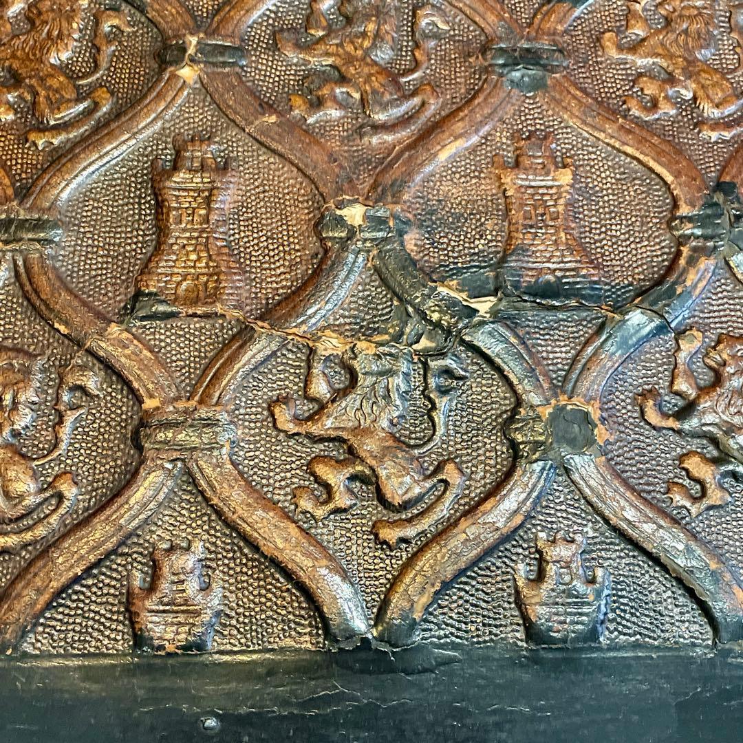 r107 スペイン製 本革型押し 迫力のある力強い印象のアンティークチェア4脚