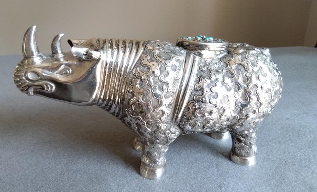 北京工芸品公司　銀製　錯金銀雲紋銅犀尊　酒器