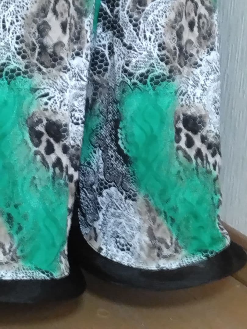 社交ダンス用ドレス 緑と黒のレオパード柄、グリーンのラインストーンが素敵なドレス