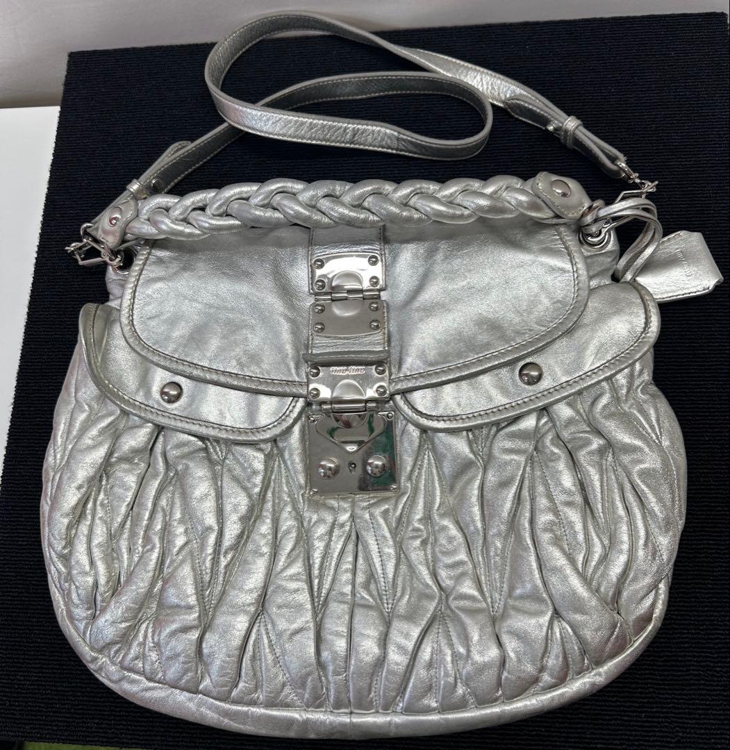 ミュウミュウ　シルバー プリーツデザイン バッグ
