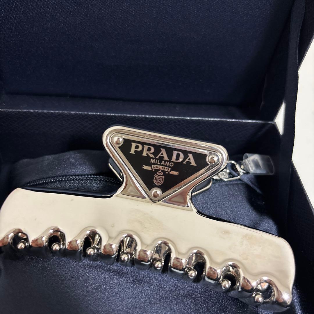 PRADA メタル ヘアクリップ