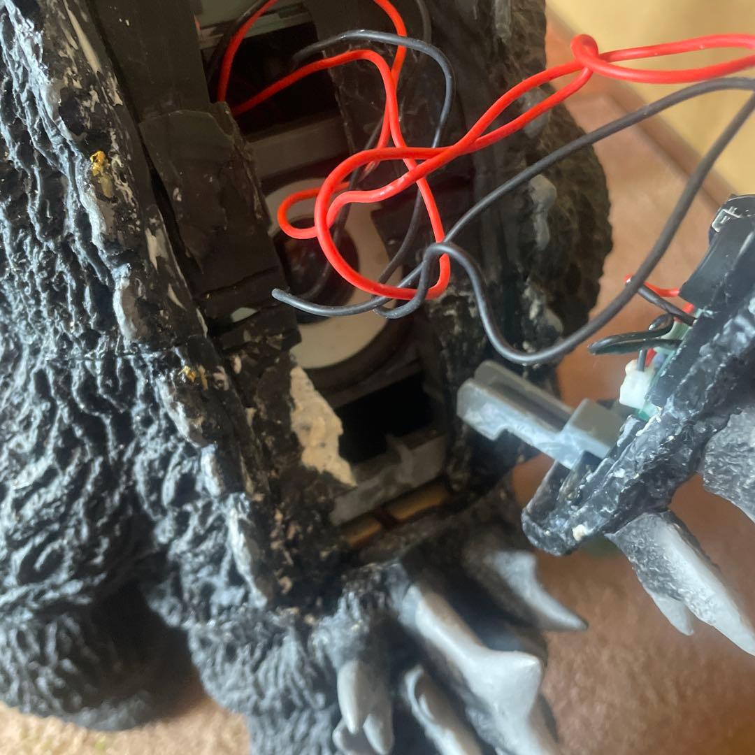 ジャンク品　ゴジラをつくる