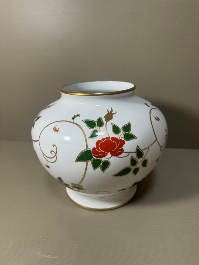 2190  大倉陶園　金彩白磁　ツル薔薇唐草模様　花瓶