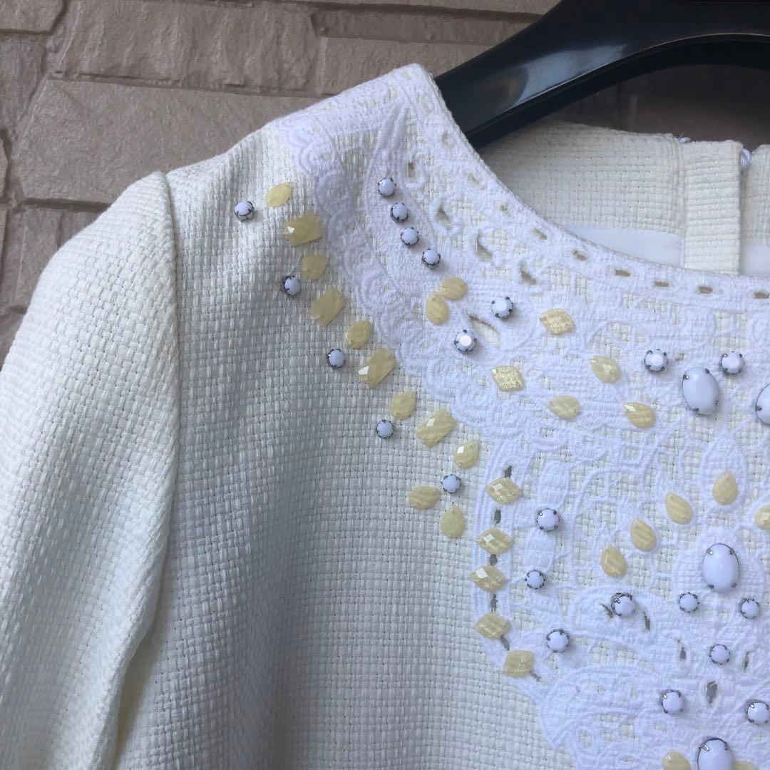 【新品 未使用品】ADORE ☆ 豪華ビジュー刺繍入りひざ丈ワンピース ホワイト