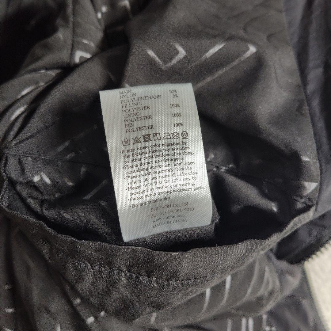 極美品　ウノ ピゥ ウノ ウグァーレ トレ　ダウン　ワッペン　総柄　ビッグロゴ