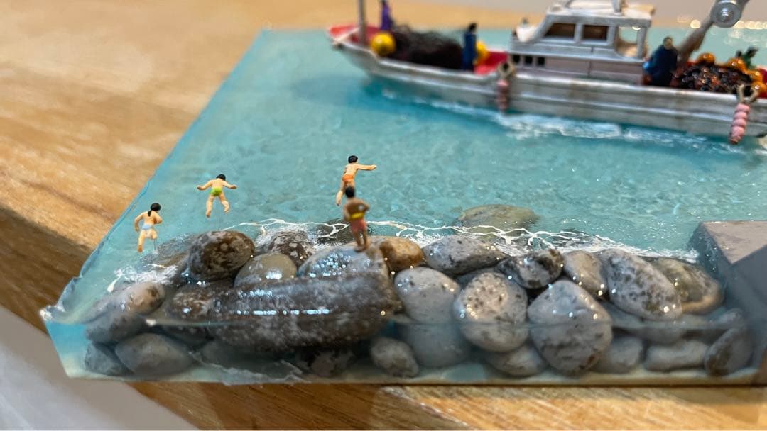 小さな漁港と出港する漁　レジン　ジオラマ