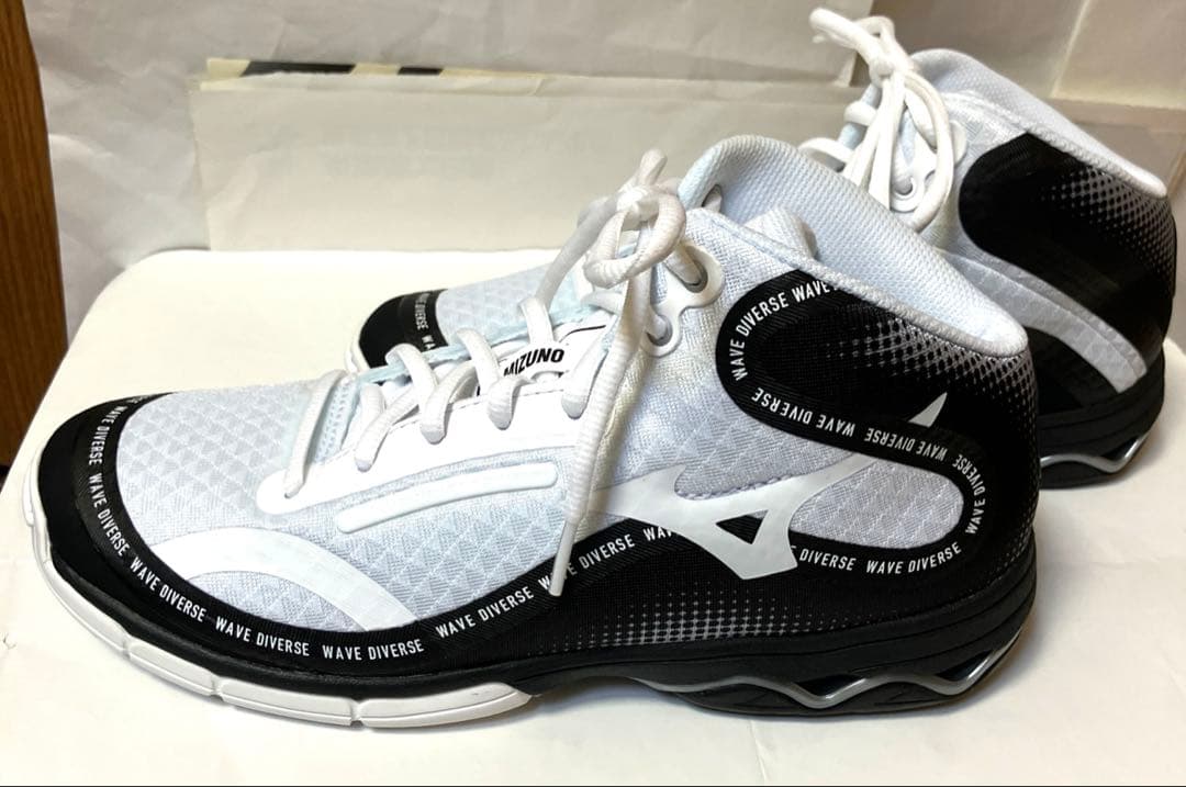超美品❣️ミズノWAVE DIVERSE DE2/24㎝ホワイト×ブラック