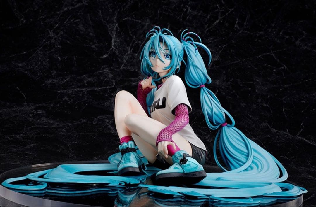 初音ミク×米山舞 The Latest Street Style “Cute”