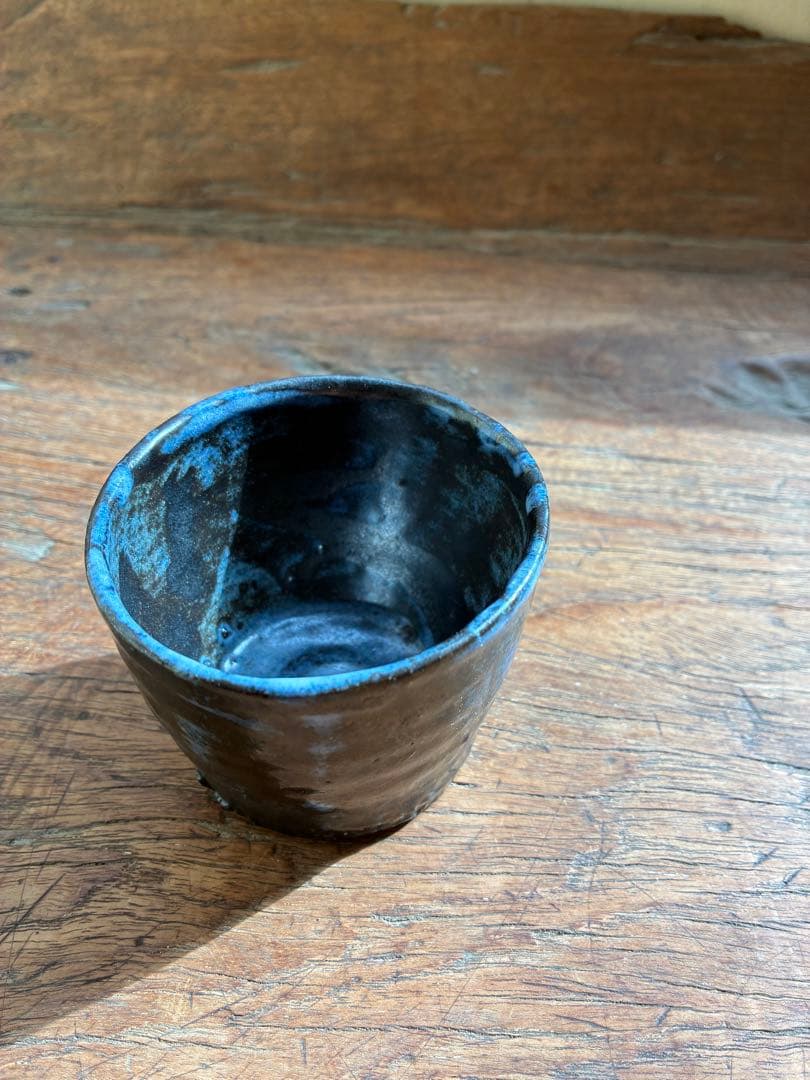 小野哲平作 黒色陶器カップ 青色の縁取り