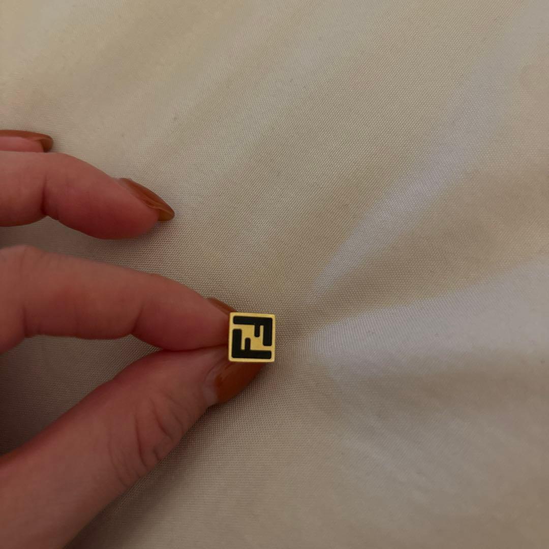 Fendi ゴールド ロゴ ピアス 片耳用