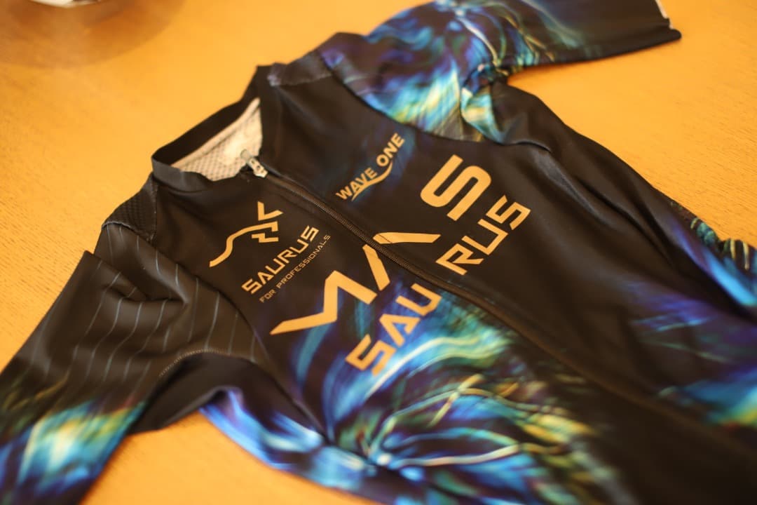 MAS X SAURUS WAVE ONE サイクルジャージ「マサ・高倉正善」