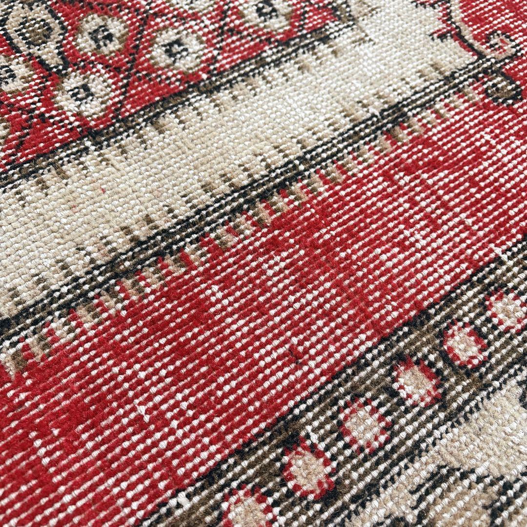 トルコ　ヴィンテージ ラグ　可愛い赤ラグ