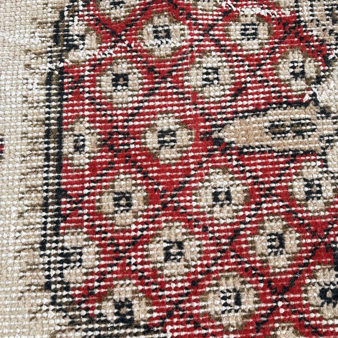 トルコ　ヴィンテージ ラグ　可愛い赤ラグ