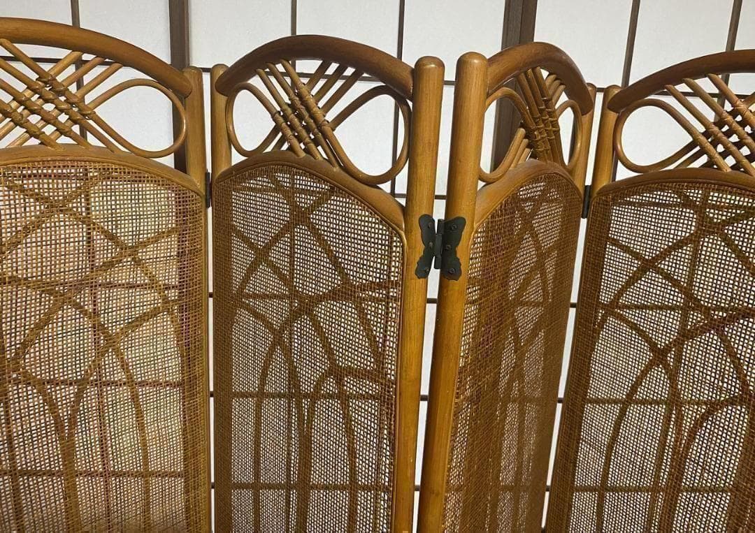 凝ったデザインの高級ラタン4連パーテーション　レトロな雰囲気が逆にモダン