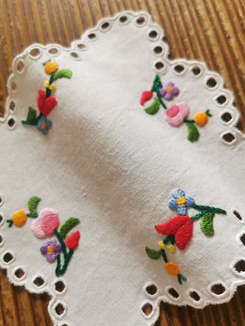 アンティークハンガリー/ カロチャ刺繍 スカラップアイレットドイリー