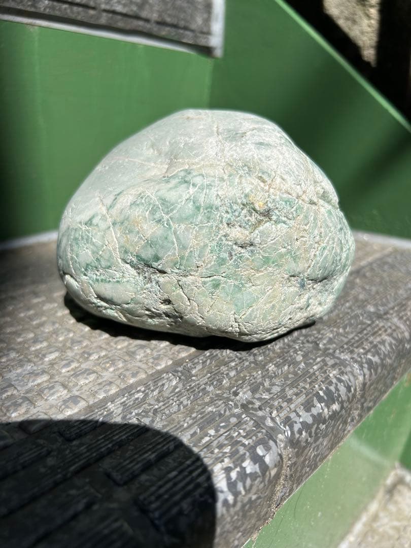 糸魚川翡翠　原石　2kg以上