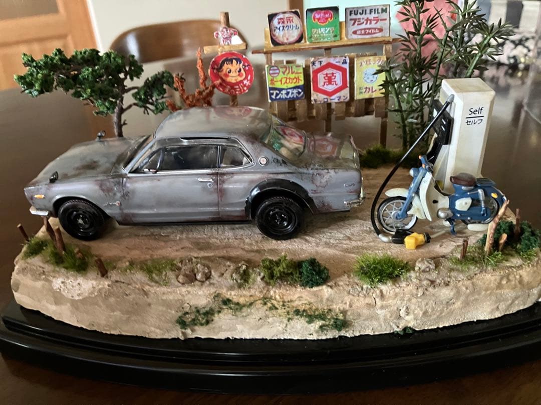 昭和レトロな風景 旧車 日産スカイラインGT-R ガソリンスタンド スパーカブ