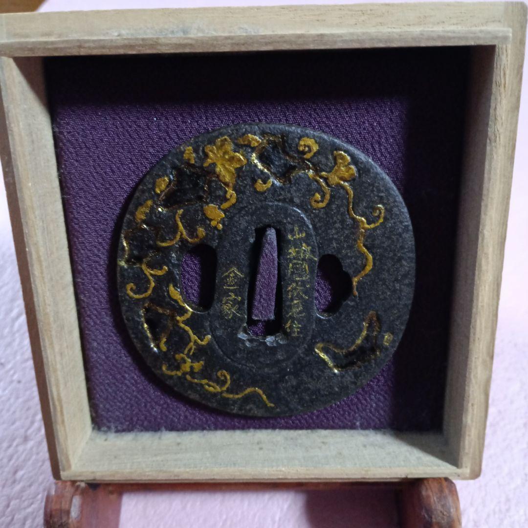 金色装飾の黒い鍔　 金家作 桐箱付き