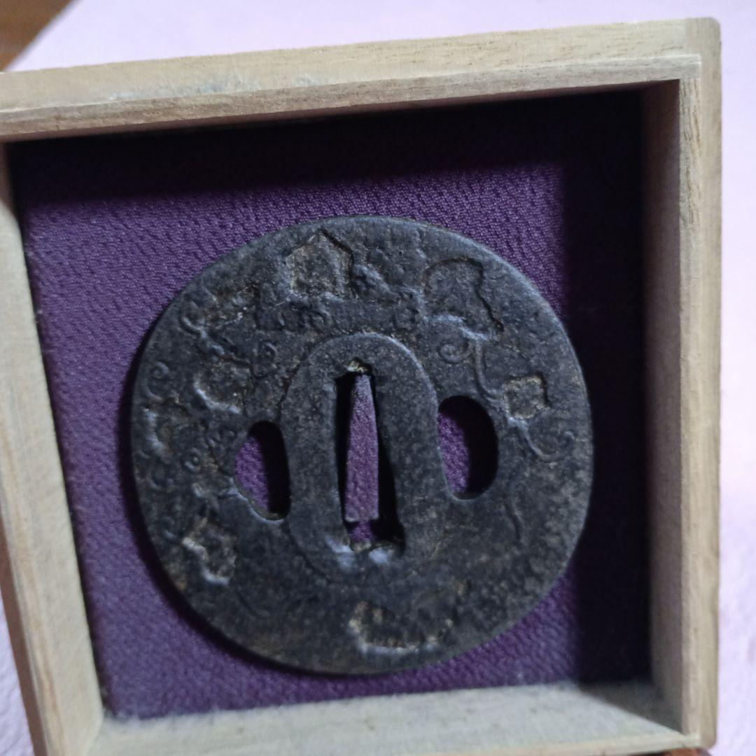 金色装飾の黒い鍔　 金家作 桐箱付き