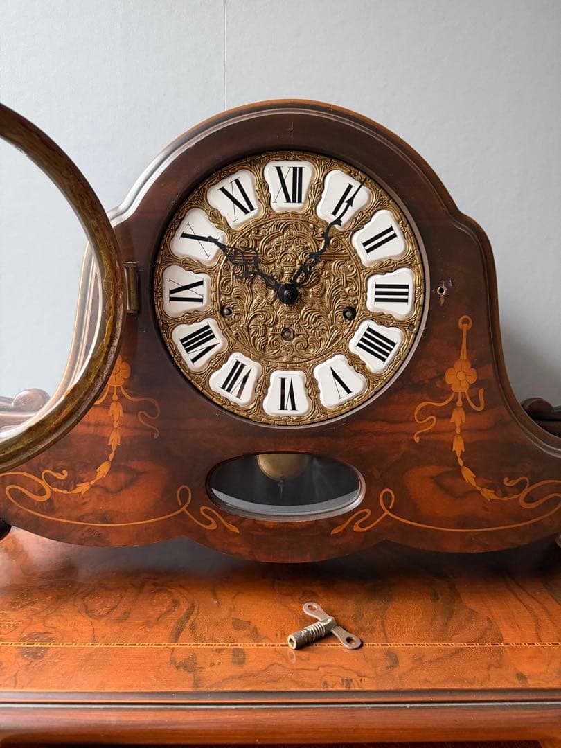 ロココ調　木製キャビネット 時計付き