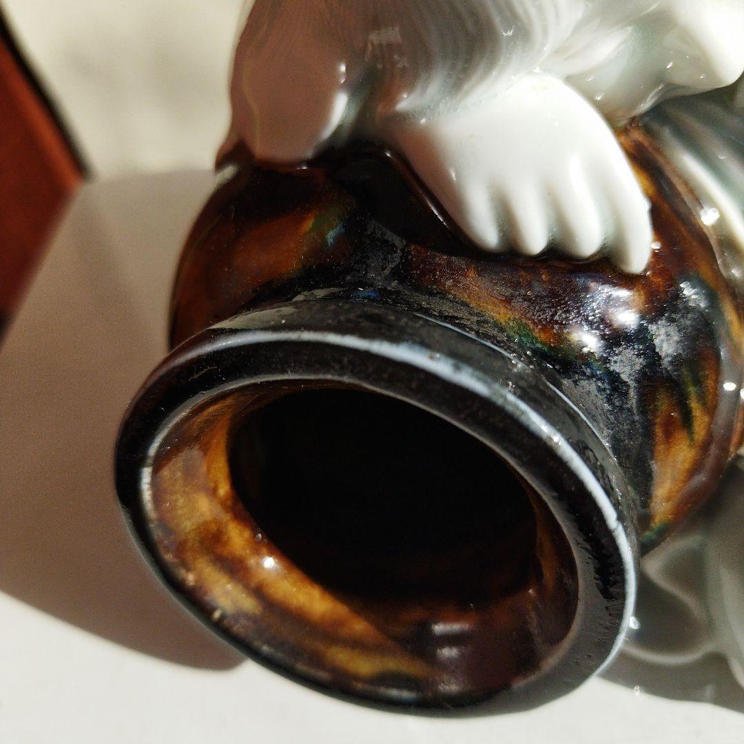 白磁壺だいた小年。