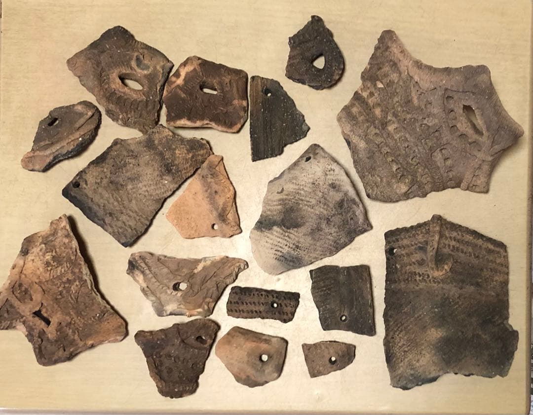 「土器の欠片 縁の部分 No.660」です。