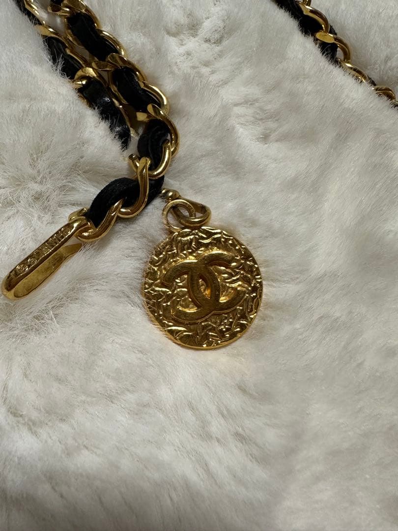 CHANEL ヴィンテージ黒金 チェーンベルト ロゴチャーム付き