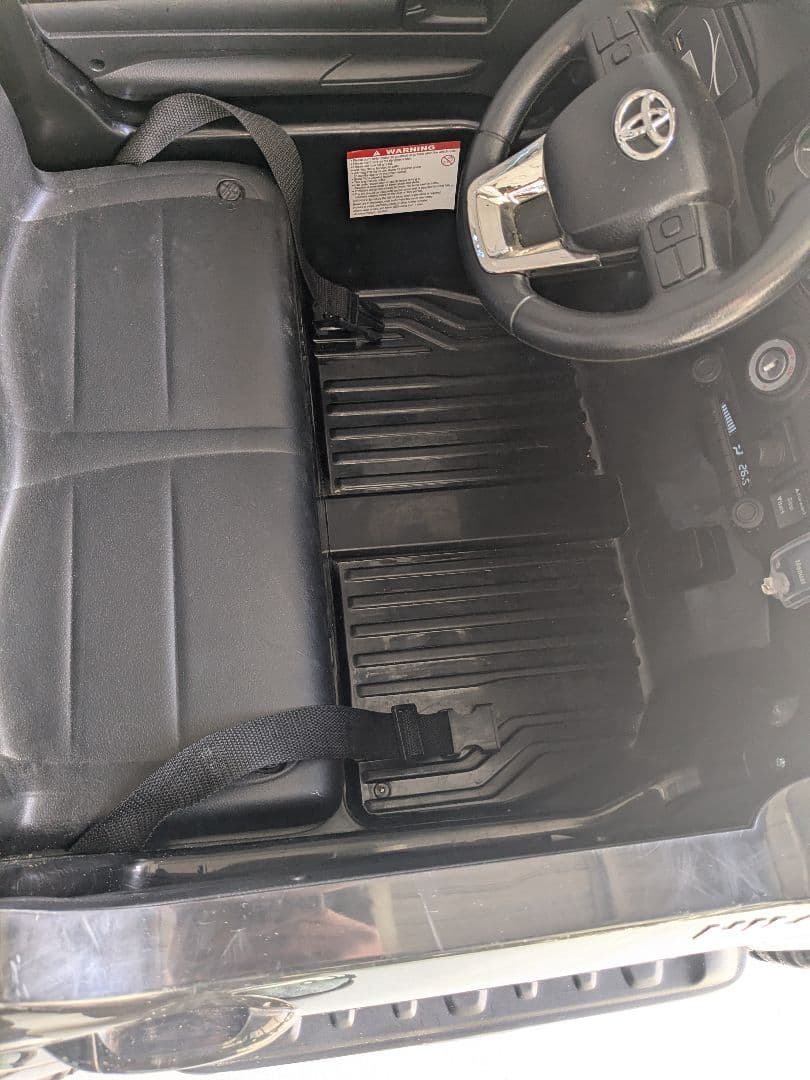 乗用玩具 乗用ラジコン トヨタ ハイラックス 　※シャンク品　手渡し取引き