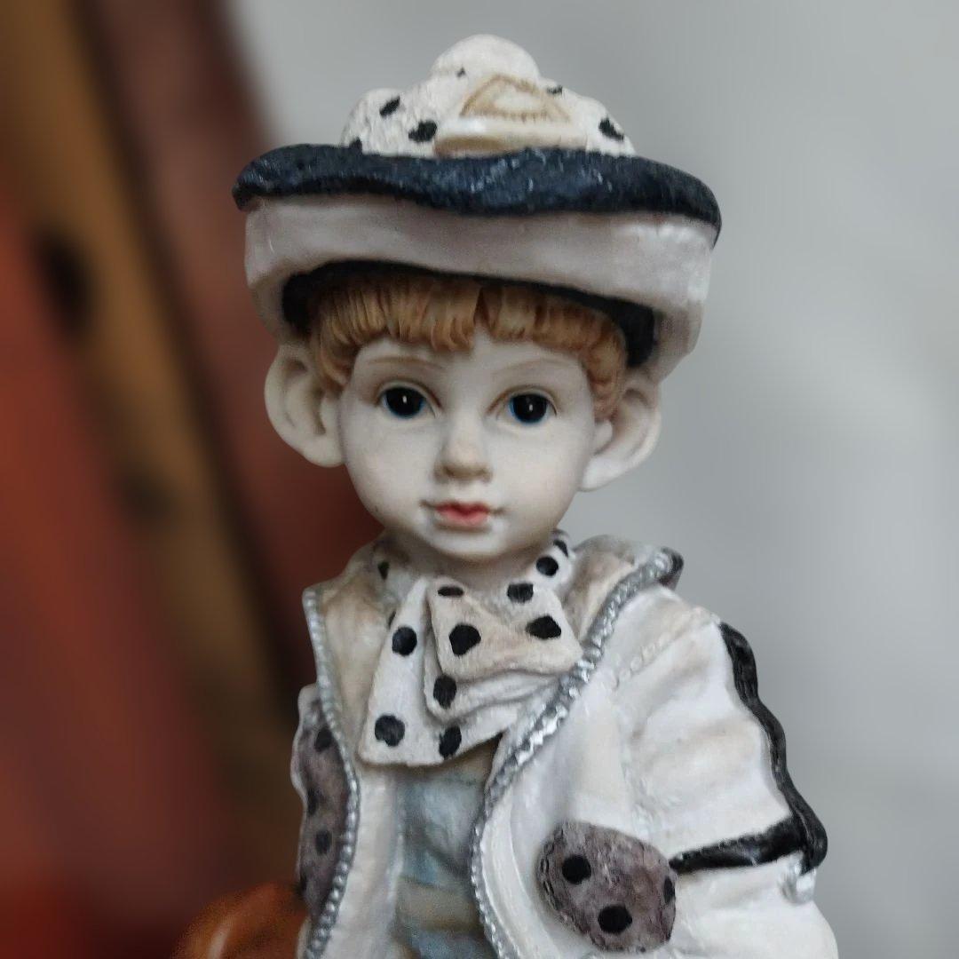 犬お散歩する少年。