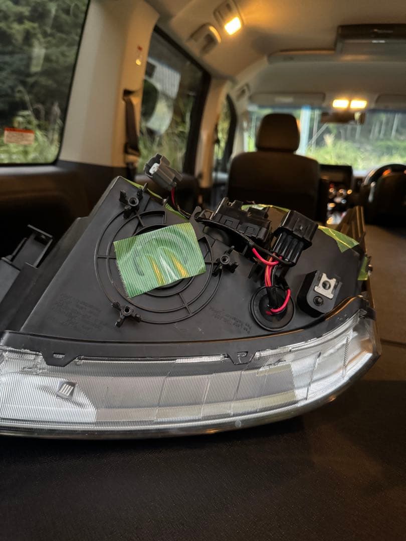 デリカ　D5 純正ヘッドライト　バラスト付き。 未使用。新車外し。