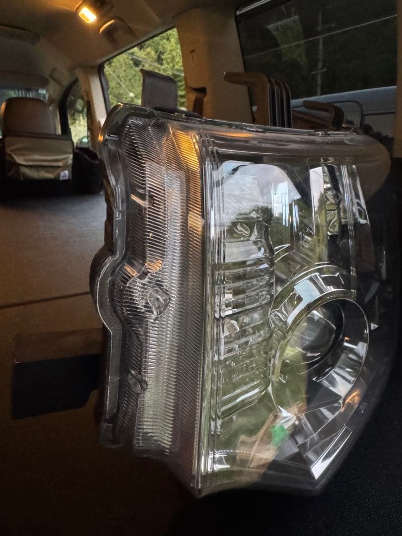 デリカ　D5 純正ヘッドライト　バラスト付き。 未使用。新車外し。