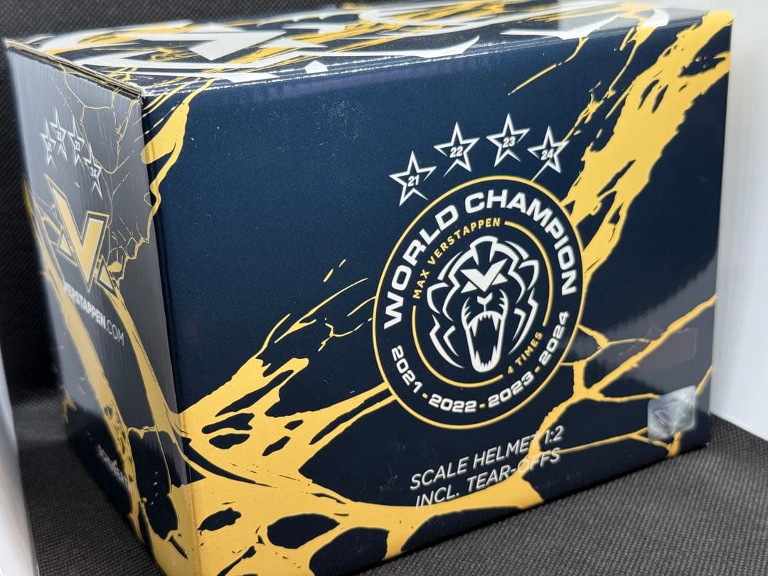 1/2ヘルメット レッドブル M.フェルスタッペン 2024 チャンピオン仕様