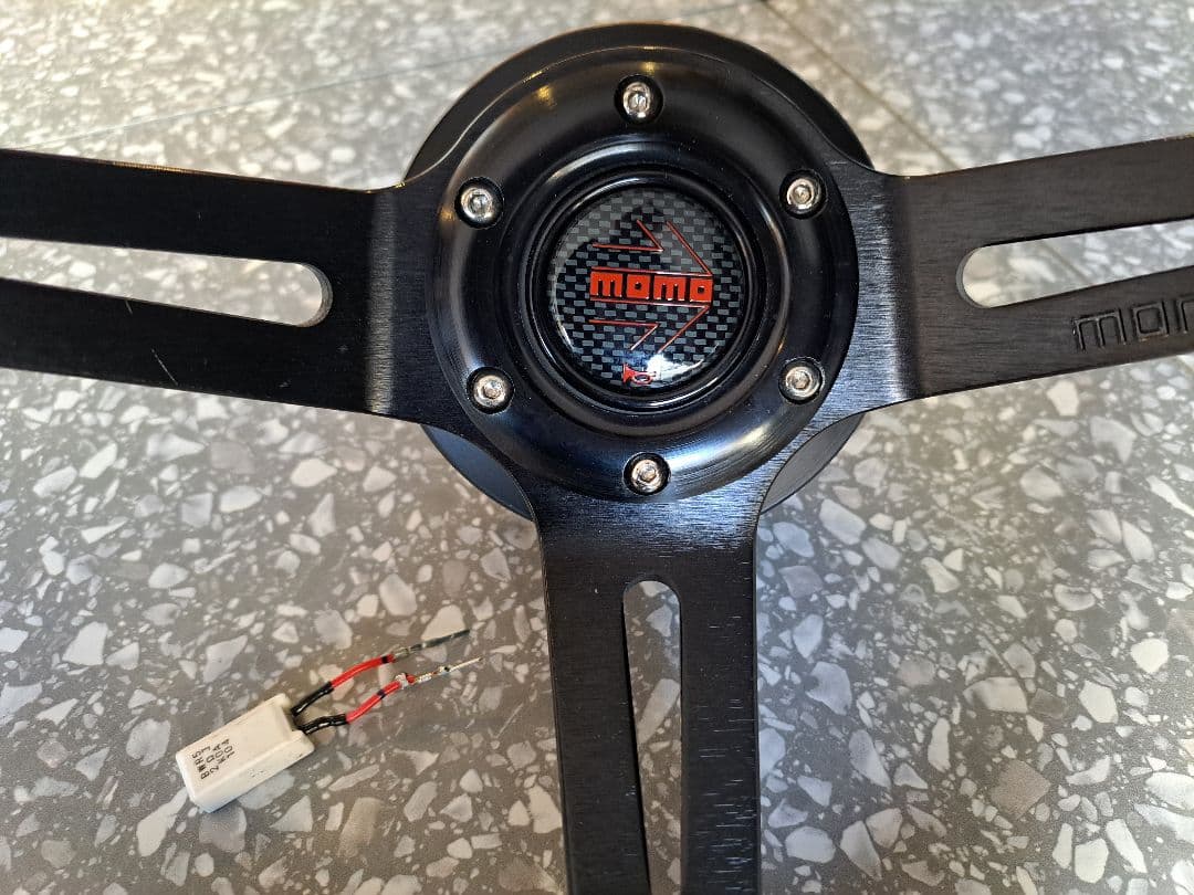 MOMO 本革ステアリング 　ダイハツ用ボス付き