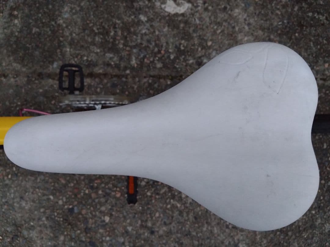 ジャイアント　現品引き取りのみ　ヘルメット、同色空気圧つき