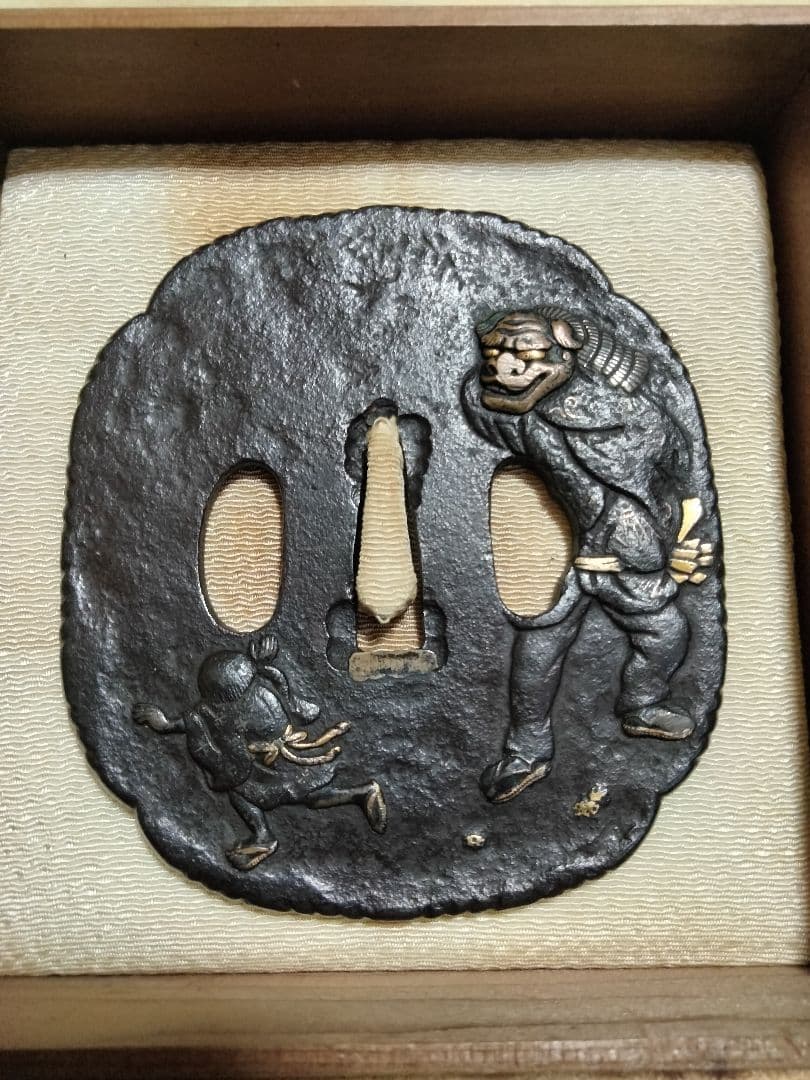 希少　鉄地大鍔　鐔　(羽州庄内之住　正阿弥清成作　獅子舞の図)　鈴木清成　箱付き