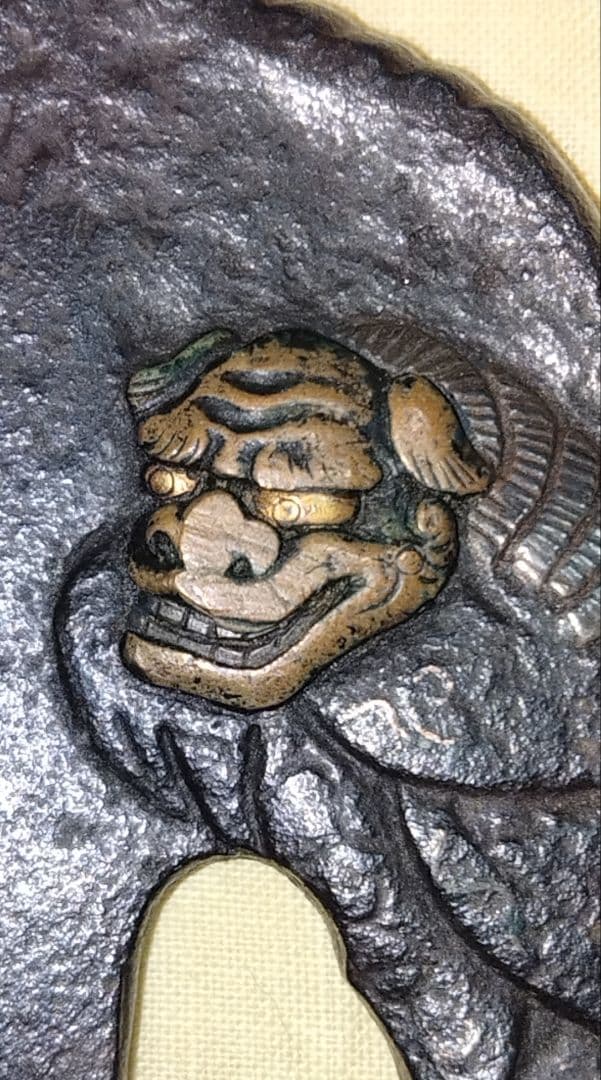 希少　鉄地大鍔　鐔　(羽州庄内之住　正阿弥清成作　獅子舞の図)　鈴木清成　箱付き