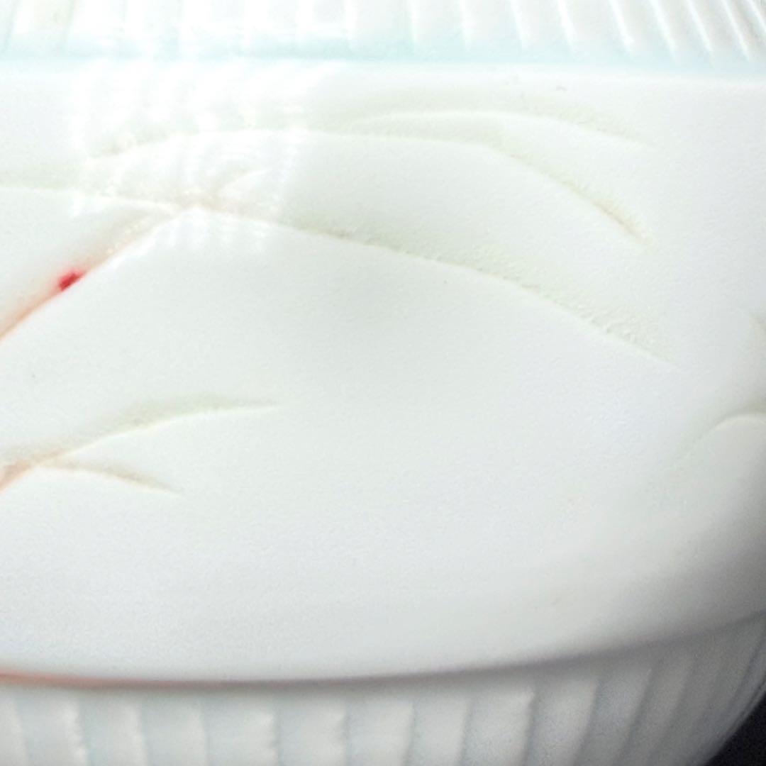 藤井朱明　自作　白磁彫花瓶　共箱　鉄釉草文様　雰囲気◎　インテリア　オブジェ