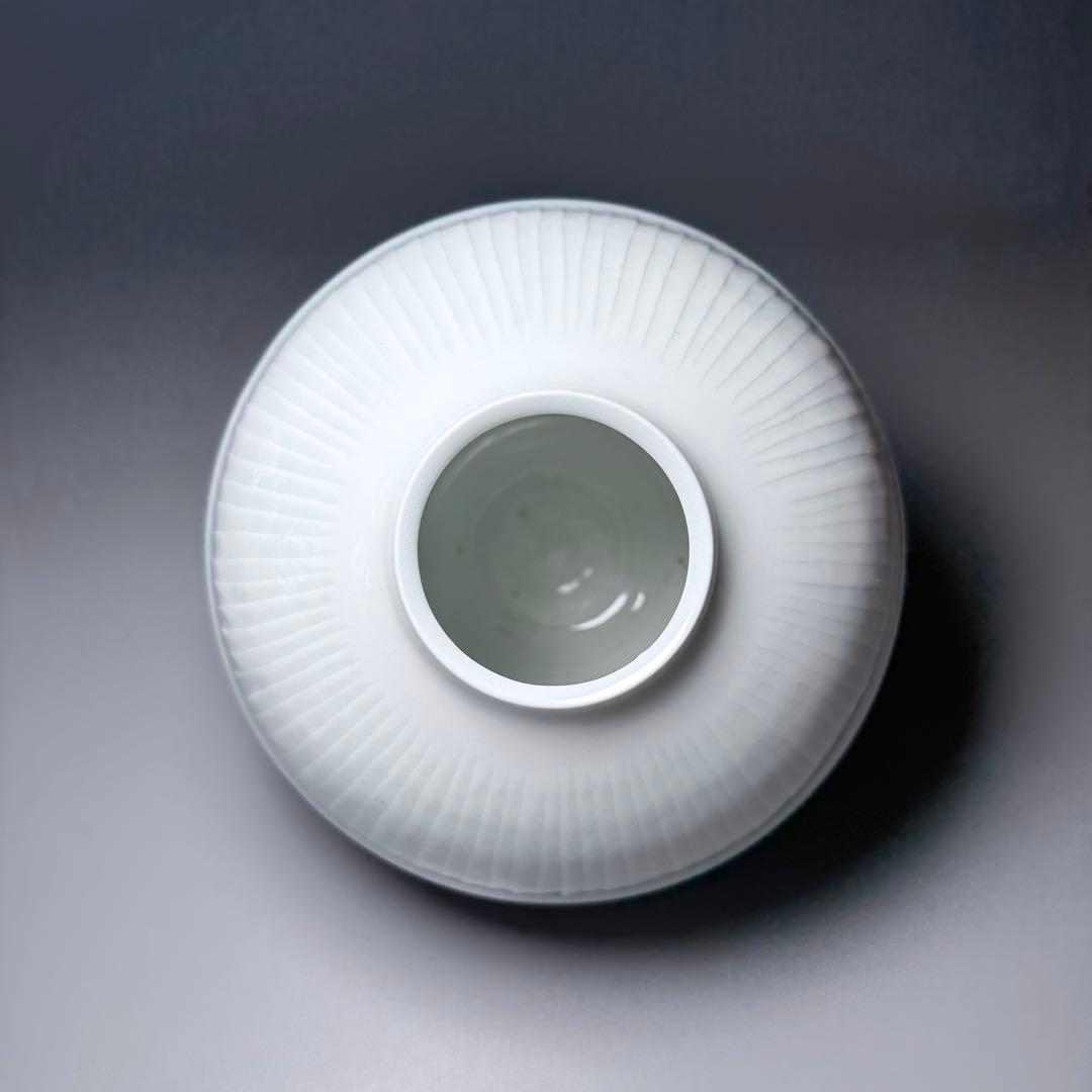 藤井朱明　自作　白磁彫花瓶　共箱　鉄釉草文様　雰囲気◎　インテリア　オブジェ