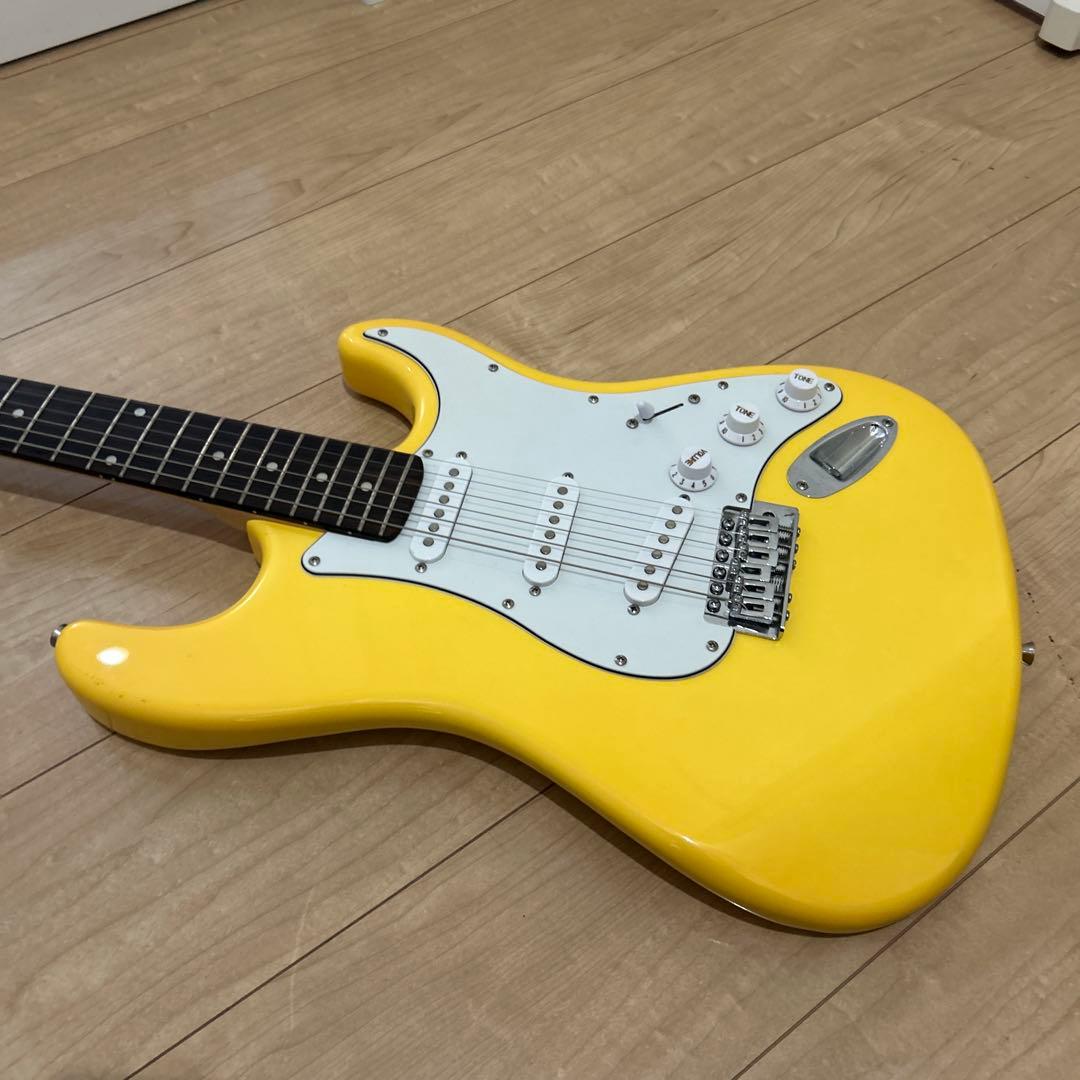 安い！！イエローカラーいい音　ストラトキャスタータイプ　弦高調整済み　です