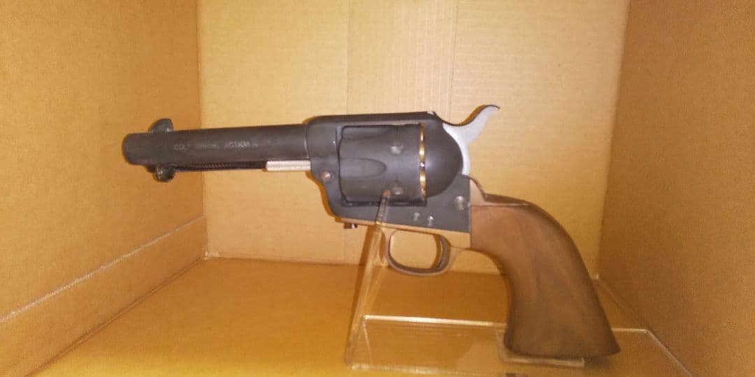 リボルバー モデルガン 黒と茶色