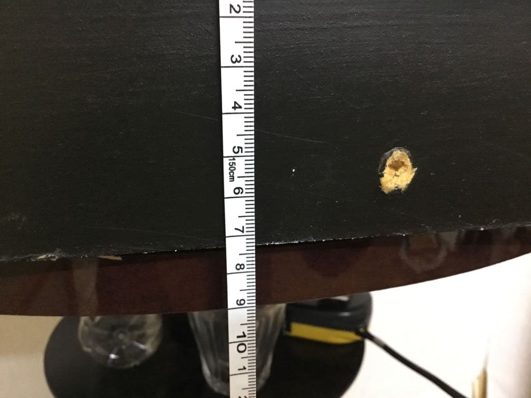 アンティークなテニスラケットの歴史と変遷について解説している彫刻が収められた額装