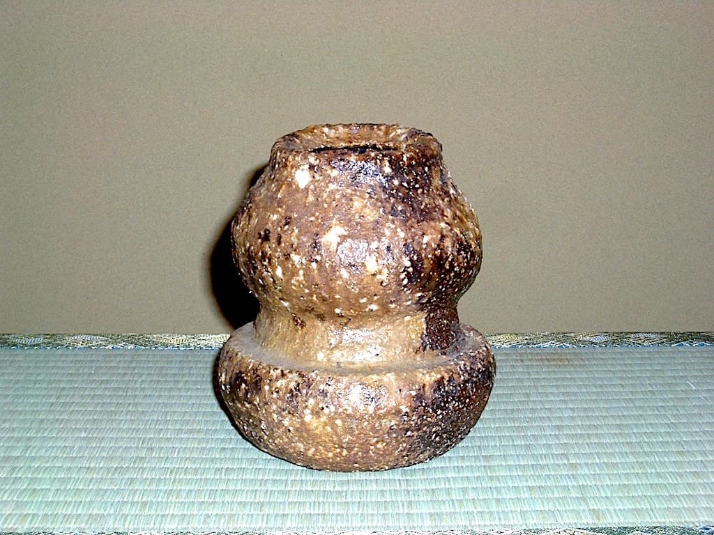 信楽焼　安倍 均 作（号：無畏庵）（松永耳庵・養子）掛花入　無傷　共箱　在銘。