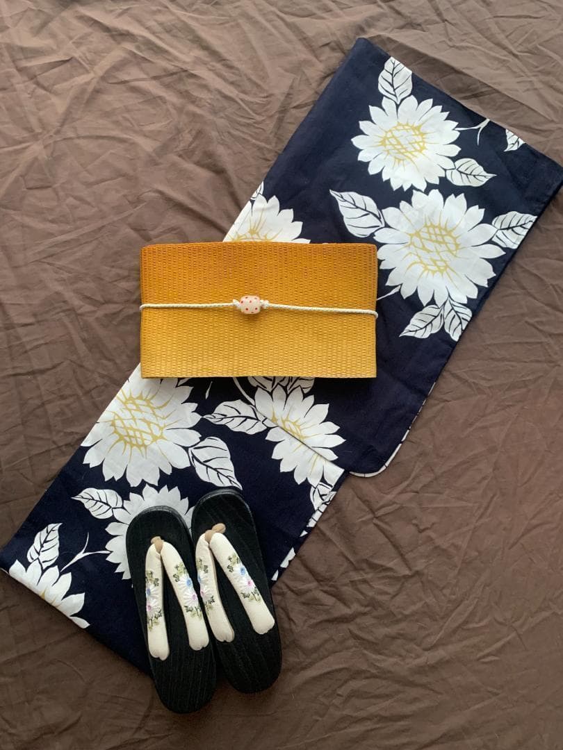 画像の黄色帯つき◆大人ゆかた◆品ある向日葵（ひまわり）黒紺浴衣◆