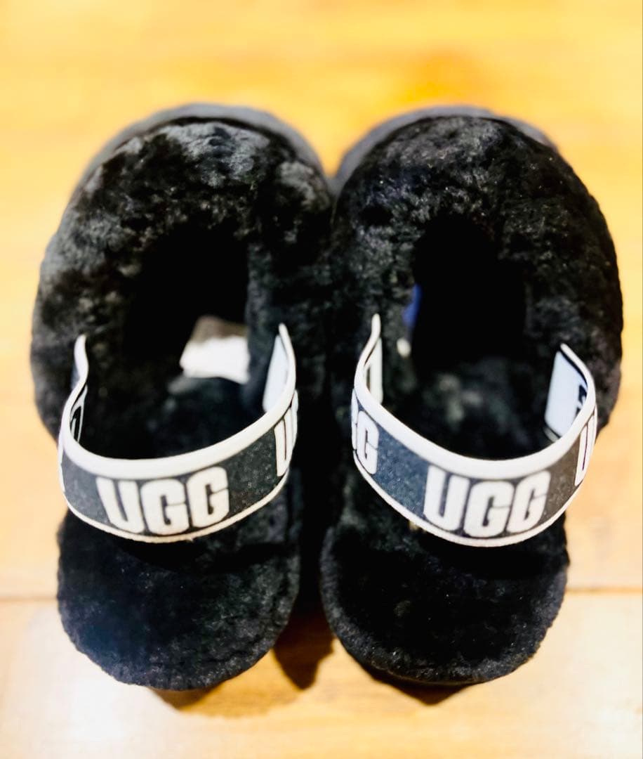 【美品】UGG W FLUFF YEAH SLIDE 黒 ボアサンダル 25cm